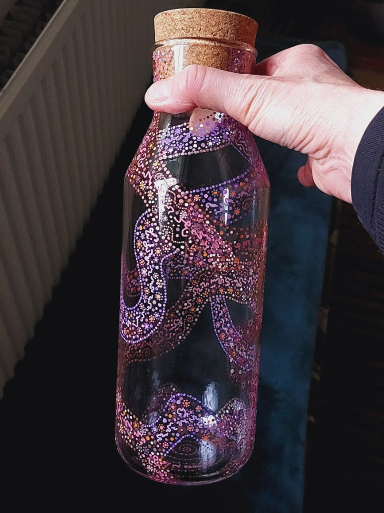 FLOW and MOVING FOREWARD - Glass water bottel 1 liter, handpainted dots and Light Language Codes in Red Orange Purple Lilac